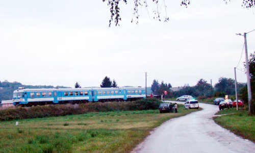 Vlak udario i odbacio auto pored pruge, nitko nije stradao
