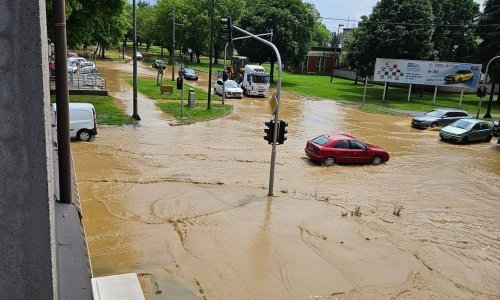 Poplava u Kutini i okolici: Vatrogasci zatrpani pozivima, škola, sudovi i kuće pod vodom