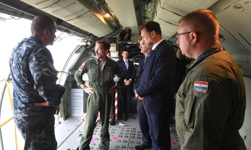 Banožić obišao francuski C-135 Stratotanker na Plesu