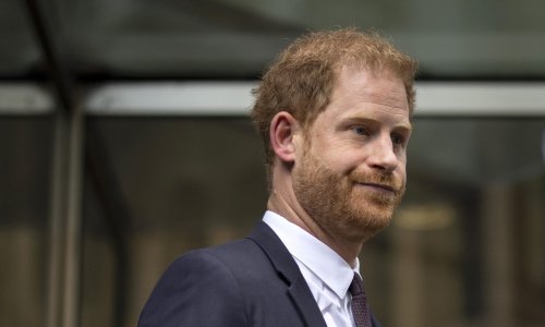 Princ Harry tvrdi da su britanski mediji hakirali telefone na 'industrijskoj razini'