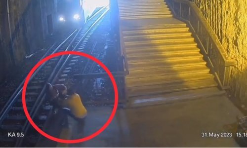 Muškarac u Beogradu u zadnji čas spasio majku i dijete od naleta vlaka