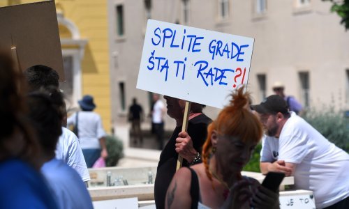 Drama u Splitu: Na prosvjedu bačen topovski udar, policija na terenu