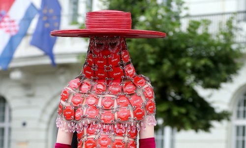 Najkontroverzniji stajling na povorci: 'Haljina' od paketića prezervativa malo je toga sakrila