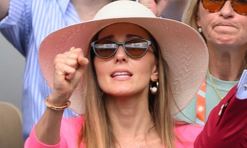 Chic u ružičastoj: Jelena Đoković bodrila svog supruga u 'sretnoj' boji