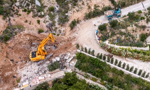 Nastavljeno rušenje bespravnih objekata u uvali Vruja, pogledajte fotografije