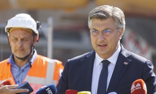 Plenković u Glini obišao gradilište novih objekata za građane u kontejnerima