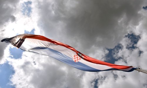 Oglasio se DORH o trojici muškaraca koji su skidali hrvatsku zastavu u Kninu