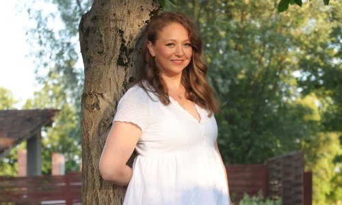 U jednom od rijetkih izlazaka domaća glumica pokazala poveći trudnički trbuščić