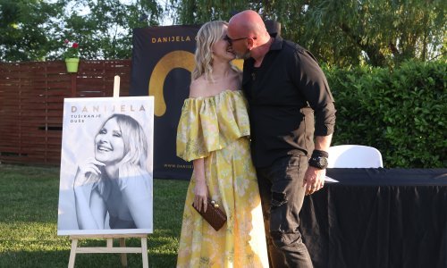 Pao je poljubac: Danijela Martinović razmjenjivala nježnosti s dečkom