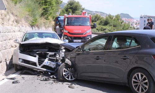 Teška prometna nesreća u Podstrani, četiri osobe ozlijeđene