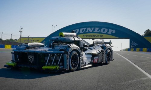 Ovaj impresivni trkaći automobil napravljen je od - Lego kockica