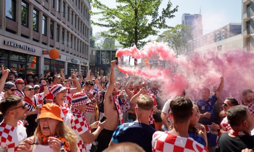 [UŽIVO] Atmosfera među hrvatskim navijačima na ulicama Rotterdama je sve užarenija