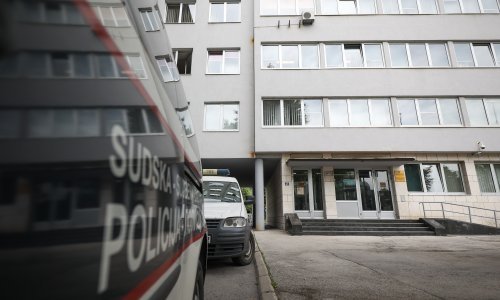 Priveden otac dječaka koji je pucao u profesora: S tavana uzeo djedov pištolj?