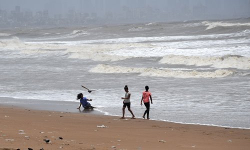Žestoki vjetar i olujni valovi u Indiji i Pakistanu, približava se ciklon Biparjoy