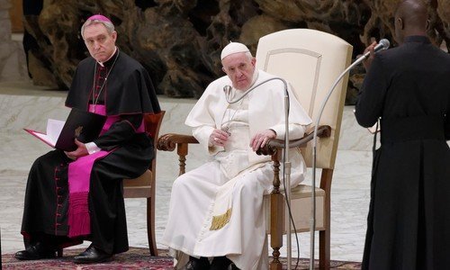 Papa Franjo naredio bivšem pomoćniku pape Benedikta da napusti Vatikan