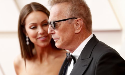 Supruga Kevina Costnera odlučila je uzeti mu sve, a od suda je zatražila i zabranu prilaska