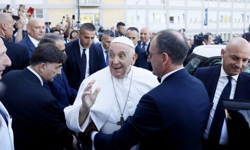 Papa Franjo izašao iz bolnice, dočekali ga oduševljeni vjernici