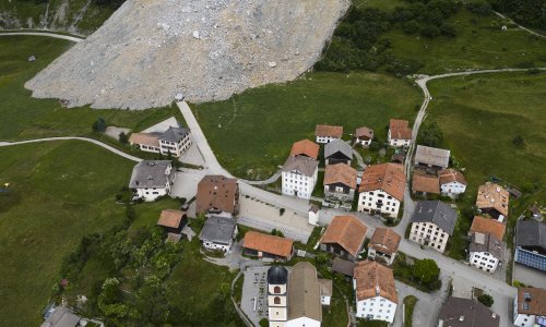 Veliki odron umalo pomeo malo švicarsko selo, kamenje se zaustavilo tik do kuća