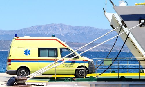 U prometnoj nesreći na Visu poginula putnica