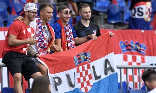 Pogledajte doček hrvatskih navijača pred stadionom Modriću i ekipi, ali i što su vikali Španjolcima