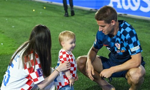 Prizori koji tope srca: Sinčić Marija Pašalića s mamom pohrlio na travnjak tati u zagrljaj