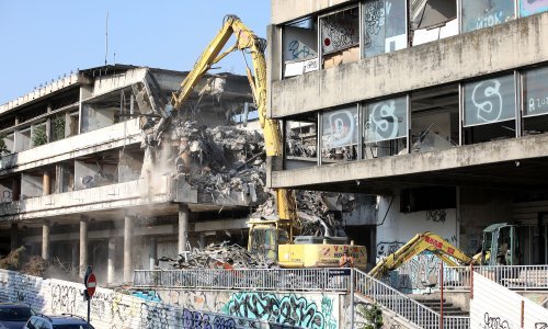 Bageri na terenu: Pogledajte kako izgleda rušenje rugla u Paromlinskoj ulici