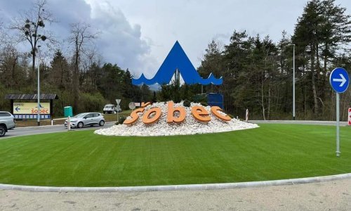 Slovenci na kružni tok nasadili plastični Triglav koji zaklanja pogled na - pravi Triglav