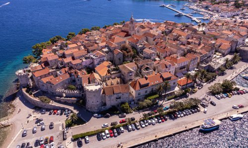 Pobuna na Korčuli: Otvoren striptiz bar 'Svi sveti', crkva nosi isti naziv