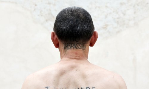 Umjetnik i aktivist Siniša Labrović izveo goli performans u velikom dvorištu Muzeja grada Zagreba