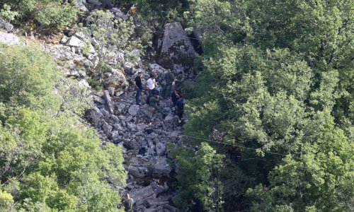 Nastavlja se očevid i izvlačenje dijelova mađarskog helikoptera
