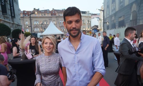 Na crvenom tepihu Anđelka Prpić partnera Marka Žugića nije ispuštala iz ruku