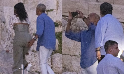 Mislio je da ga nitko ne gleda: Nestašni Barack Obama potapšao suprugu