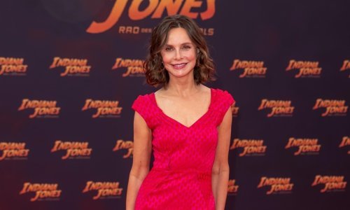 Vintage haljinom istaknula figuru: Legendarna 'Ally McBeal' dominirala u crvenom