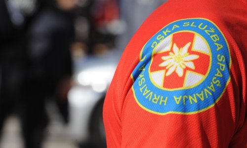 HGSS u potrazi za putnicima čiji se čamac razbio zbog udara bure