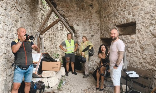 Pokisnula do gole kože: Ana Rucner održala koncert po kiši u srednjevjekovnoj utvrdi