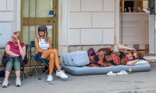 Na luftiću ispred trgovina: Fanovi od jutra čekaju večerašnji koncert Robbieja Williamsa