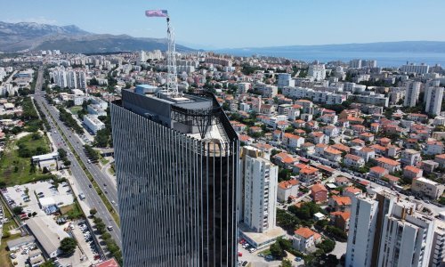 Uoči otvaranja, na vrhu Dalmatia Towera zavijorila se američka zastava