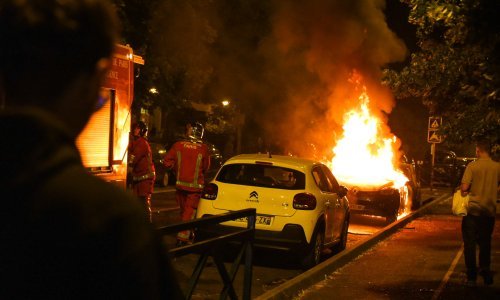 Veliki neredi u pariškom predgrađu nakon što je policajac ubio 17-godišnjaka