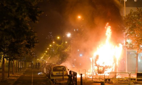 Neredi u cijeloj Francuskoj: Gore autobusi, leti kamenje i suzavci, stotine privedenih