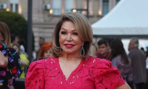 Neda Ukraden otvorila sezonu kupanja: Uskočila u badić i pokazala zavidnu figuru