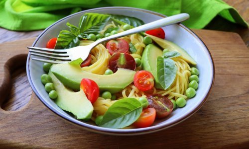 Bez suvišnih kalorija: Ova sočna tjestenina s rajčicama savršen je ljetni obrok