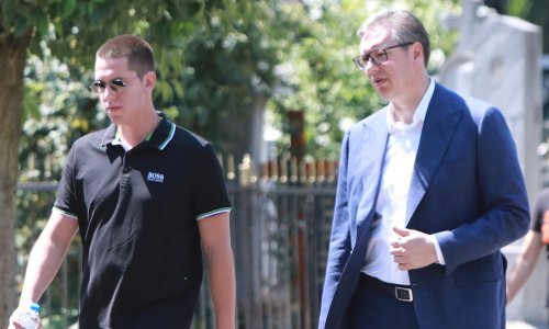 Policija na Kosovu zaustavila Vučićevog sina i natjerala ga da skine majicu