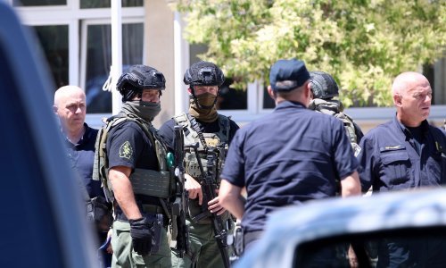 Muškarac ranjen u pucnjavi u Trogiru, napadač u bijegu. U pozadini je obiteljska drama