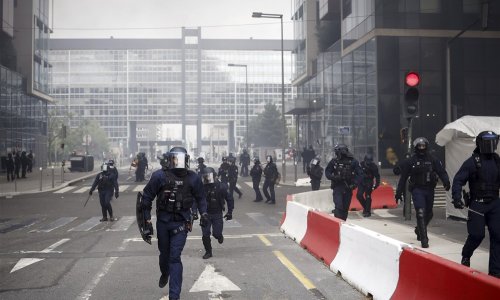 Nemiri u Francuskoj, tisuće marširaju u spomen na ubijenog tinejdžera