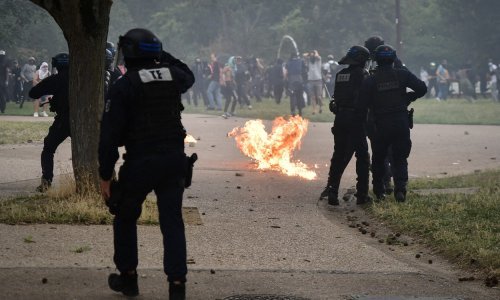 Kaos u Francuskoj: Prosvjednici pljačkali trgovine i palili automobile