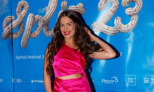 Atraktivna glumica iz serije 'Kumovi' oduševila je publiku pjevajući Olivera Dragojevića