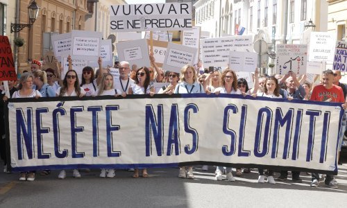 Prosvjed na Markovu trgu: 'Kupite vi sladoled i vodite djecu na more od 100 eura povišice'