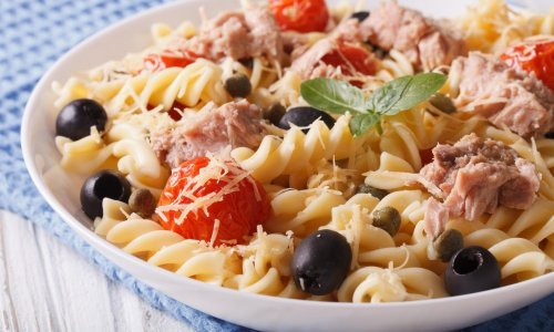 Ne da vam se preznojavati u kuhinji? Lagana i ukusna salata gotova je u tren oka