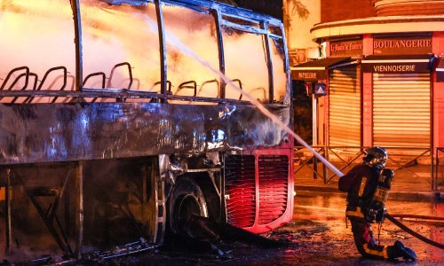 Jezivi prizori iz Francuske: Zapaljen turistički bus, opljačkana trgovina oružja...