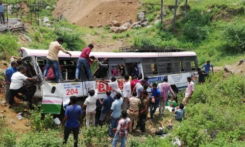 Autobus sletio s ceste pa se zapalio, poginulo 25 ljudi